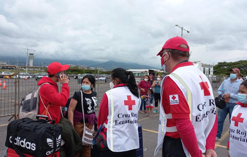 CRUZ ROJA ECUATORIANA DESPLIEGA ASISTENCIA HUMANITARIA A FAMILIAS Y PASAJEROS DE VUELO HUMANITARIO PROCEDENTE DE VARSOVIA